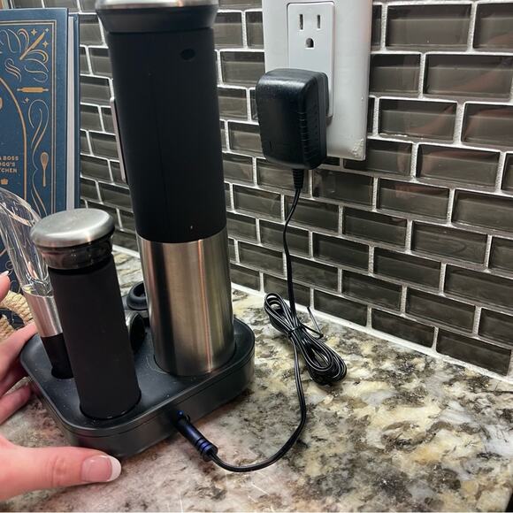 Rabbit 8-piece Electric Wine Set Corkscrew | Wine Opener - Picture 4 of 9